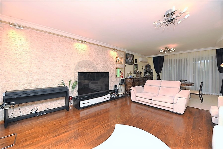 مع حديقة وتراس واسع - شقة 2 غرفة وصالة - ضمن مجمع على النهر مباشرة - في توسمور / الانيا 