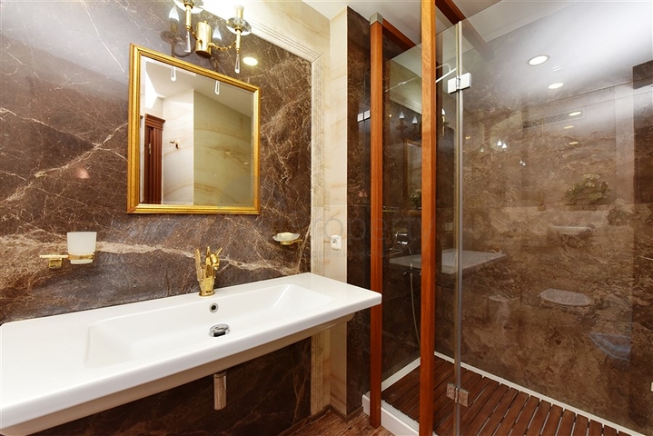 مع حديقة وتراس واسع - شقة 2 غرفة وصالة - ضمن مجمع على النهر مباشرة - في توسمور / الانيا 