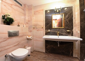 مع حديقة وتراس واسع - شقة 2 غرفة وصالة - ضمن مجمع على النهر مباشرة - في توسمور / الانيا 