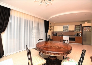 مع حديقة وتراس واسع - شقة 2 غرفة وصالة - ضمن مجمع على النهر مباشرة - في توسمور / الانيا 