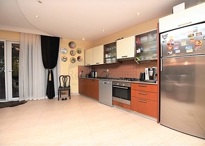 مع حديقة وتراس واسع - شقة 2 غرفة وصالة - ضمن مجمع على النهر مباشرة - في توسمور / الانيا 