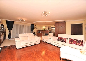 مع حديقة وتراس واسع - شقة 2 غرفة وصالة - ضمن مجمع على النهر مباشرة - في توسمور / الانيا 