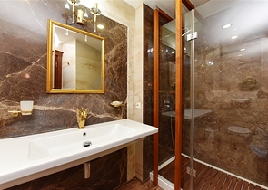 مع حديقة وتراس واسع - شقة 2 غرفة وصالة - ضمن مجمع على النهر مباشرة - في توسمور / الانيا 