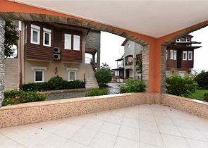 مع تراس - شقة غرفتين وصالة - مفروشة - ضمن مجمع قريب من البحر - في افسلار / الانيا 