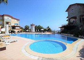 مع تراس - شقة غرفتين وصالة - مفروشة - ضمن مجمع قريب من البحر - في افسلار / الانيا 