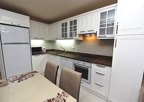 مع تراس - شقة غرفتين وصالة - مفروشة - ضمن مجمع قريب من البحر - في افسلار / الانيا 