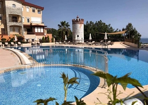 مع تراس - شقة غرفتين وصالة - مفروشة - ضمن مجمع قريب من البحر - في افسلار / الانيا 