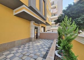 ضمن بناء جديد - شقة غرفة وصالة - واسعة - قريبة من البحر - في مهموتلار / الانيا 