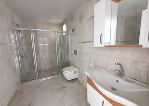 ضمن بناء جديد - شقة غرفة وصالة - واسعة - قريبة من البحر - في مهموتلار / الانيا 