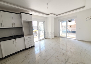 ضمن بناء جديد - شقة غرفة وصالة - واسعة - قريبة من البحر - في مهموتلار / الانيا 