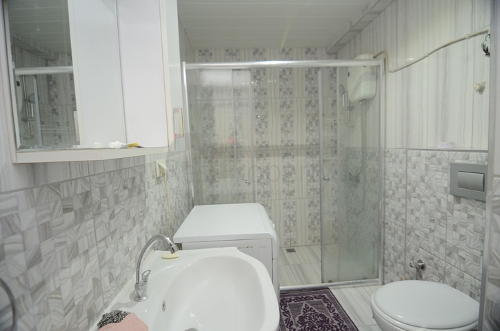 بسعر اقتصادي - شقة غرفة وصالة مع بالكون مغلق - مؤثثة -ضمن مجمع في مهموتلار / الانيا 