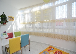 بسعر اقتصادي - شقة غرفة وصالة مع بالكون مغلق - مؤثثة -ضمن مجمع في مهموتلار / الانيا 