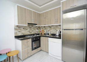 بسعر اقتصادي - شقة غرفة وصالة مع بالكون مغلق - مؤثثة -ضمن مجمع في مهموتلار / الانيا 