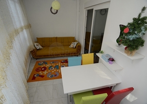 بسعر اقتصادي - شقة غرفة وصالة مع بالكون مغلق - مؤثثة -ضمن مجمع في مهموتلار / الانيا 