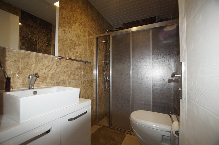 شقة انيقة - تصميم غرفتين وصالة - مع الاثاث - في مهموتلار / الانيا 