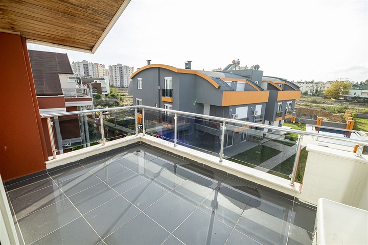 فيلا 4 + 1 في مجمع في منطقة كوندو لارا ، على بعد 10 دقائق من الشاطئ