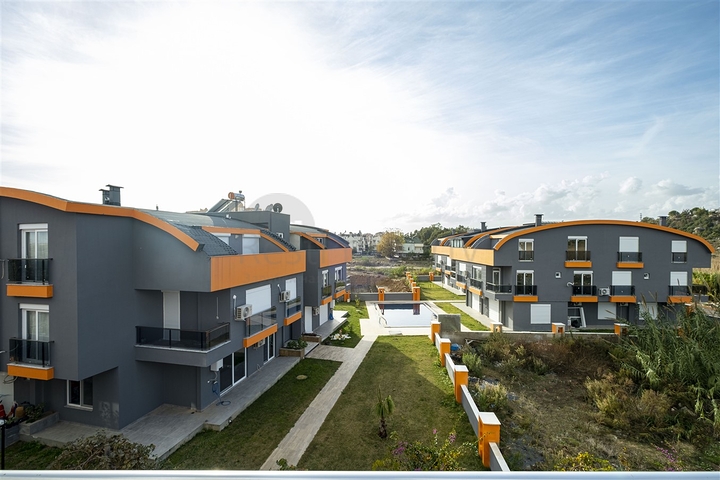 فيلا 4 + 1 في مجمع في منطقة كوندو لارا ، على بعد 10 دقائق من الشاطئ