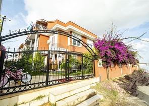 فيلا 4 + 1 في مجمع في منطقة كوندو لارا ، على بعد 10 دقائق من الشاطئ