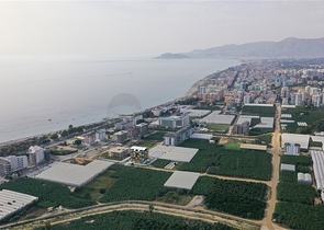 دفعة اولى 35 % والباقي اقساط حتى تاريخ التسليم- مجمع قيد الانشاء -قريب من البحر - في كارجي جاك / الانيا 