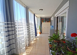 شقة انيقة - تصميم غرفة وصالة - بالكون مغلق -في مهموتلار / الانيا 