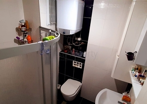 شقة غرفة وصالة - مناسبة للاستثمار او العطلات - ضمن مجمع في منطقة مهموتلار / الانيا 