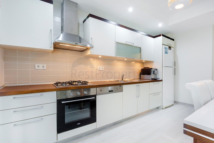 مساحة واسعة -طابق مرتفع - شقة غرفتين وصالة مفروشة -ضمن مجمع في مهموتلار / الانيا 