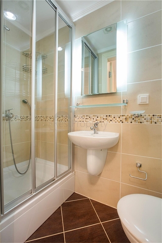 مساحة واسعة -طابق مرتفع - شقة غرفتين وصالة مفروشة -ضمن مجمع في مهموتلار / الانيا 