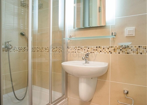 مساحة واسعة -طابق مرتفع - شقة غرفتين وصالة مفروشة -ضمن مجمع في مهموتلار / الانيا 