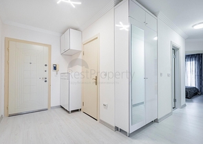 مساحة واسعة -طابق مرتفع - شقة غرفتين وصالة مفروشة -ضمن مجمع في مهموتلار / الانيا 