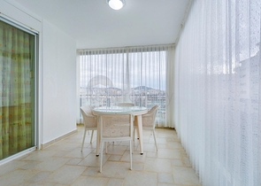 مساحة واسعة -طابق مرتفع - شقة غرفتين وصالة مفروشة -ضمن مجمع في مهموتلار / الانيا 