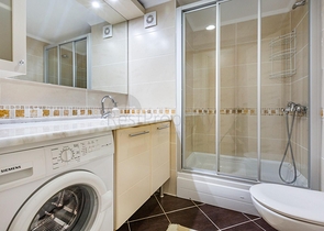 مساحة واسعة -طابق مرتفع - شقة غرفتين وصالة مفروشة -ضمن مجمع في مهموتلار / الانيا 