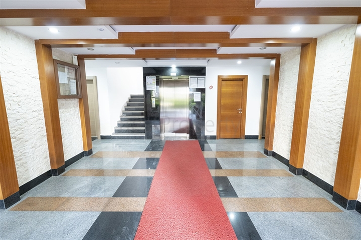 شقه 2 + 1 مفروشه في ليمان كونيالتي 600 م علي البحر