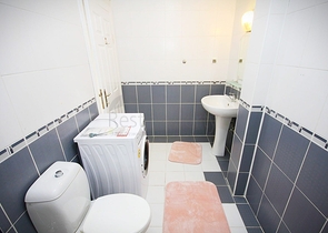 شقة 2 غرفتين وصالة - مفروشة -ضمن مجمع سكني - في منطقة توسمور المركزية / الانيا 