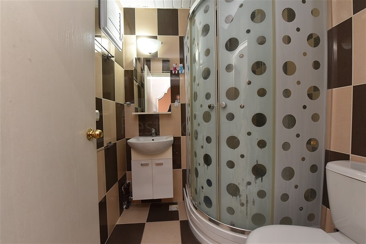 موقع مناسب للاستثمار - شقة غرفة وصالة -في منطقة اوبا / الانيا 