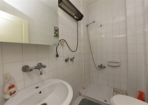 موقع مميز - شقة غرفة وصالة مفروشة - بسعر منافس -في مركز مدينة الانيا 