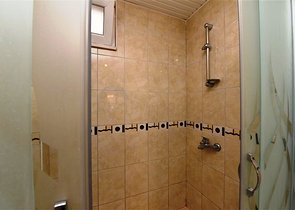 شقة غرفة وصالة -مفروشة -قريب من البحر والخدمات -في منطقة اوبا / الانيا 