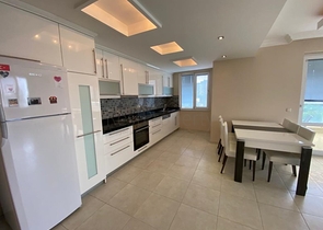 شقة 2 غرفة وصالة -قريبة من البحر -ضمن مجمع في توسمور / الانيا 