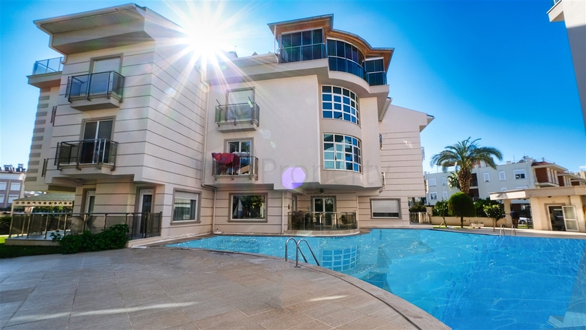 بنتهاوس من 4 غرف نوم 200 متر من شواطئ كونيالتي