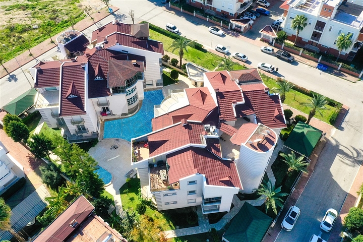 بنتهاوس من 4 غرف نوم 200 متر من شواطئ كونيالتي