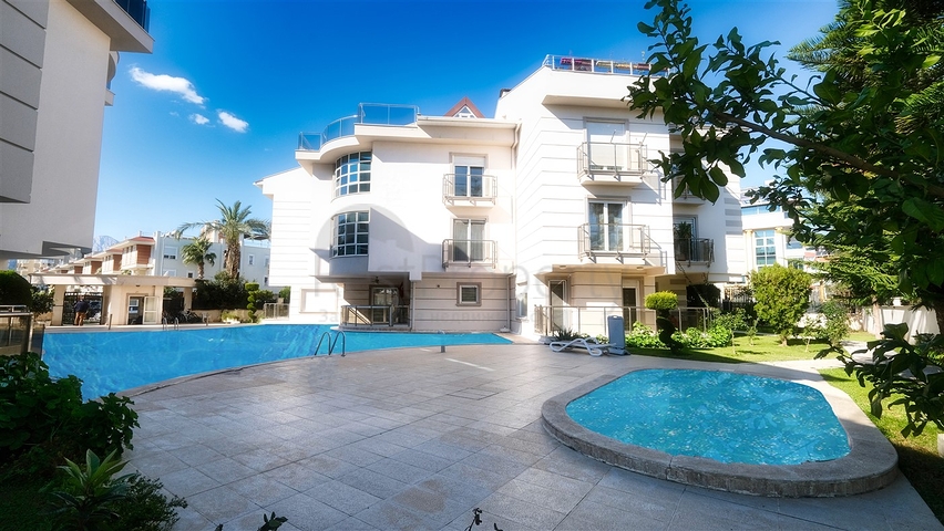 بنتهاوس من 4 غرف نوم 200 متر من شواطئ كونيالتي