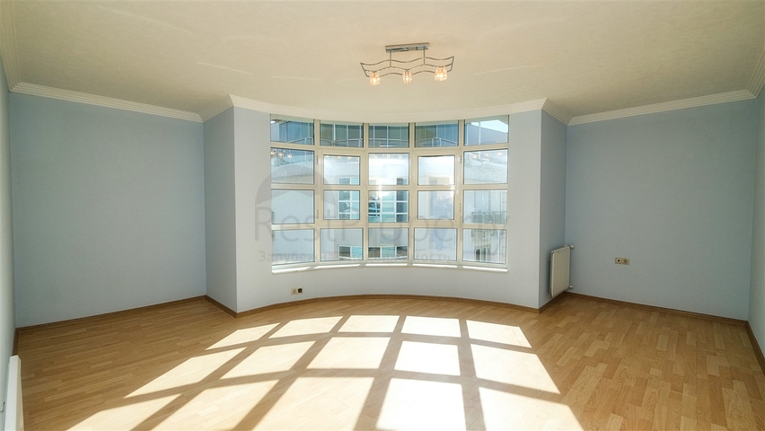 بنتهاوس من 4 غرف نوم 200 متر من شواطئ كونيالتي