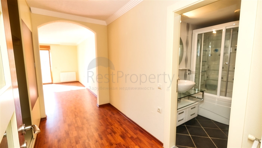 بنتهاوس من 4 غرف نوم 200 متر من شواطئ كونيالتي