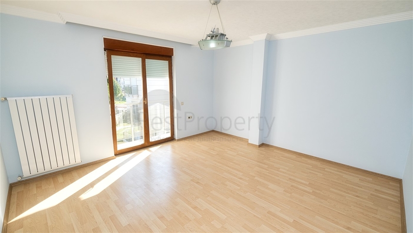 بنتهاوس من 4 غرف نوم 200 متر من شواطئ كونيالتي