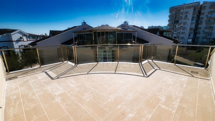 بنتهاوس من 4 غرف نوم 200 متر من شواطئ كونيالتي