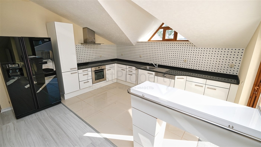 بنتهاوس من 4 غرف نوم 200 متر من شواطئ كونيالتي