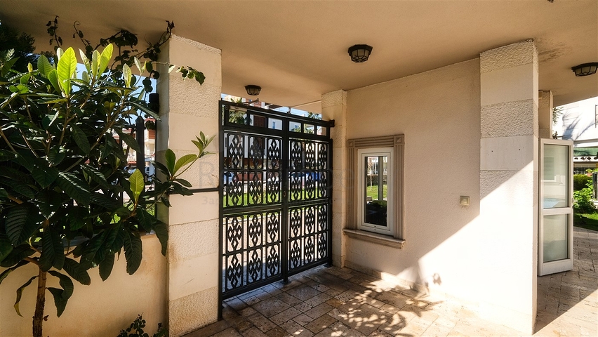 بنتهاوس من 4 غرف نوم 200 متر من شواطئ كونيالتي