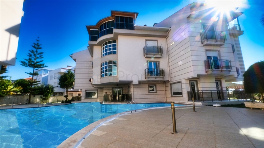 بنتهاوس من 4 غرف نوم 200 متر من شواطئ كونيالتي