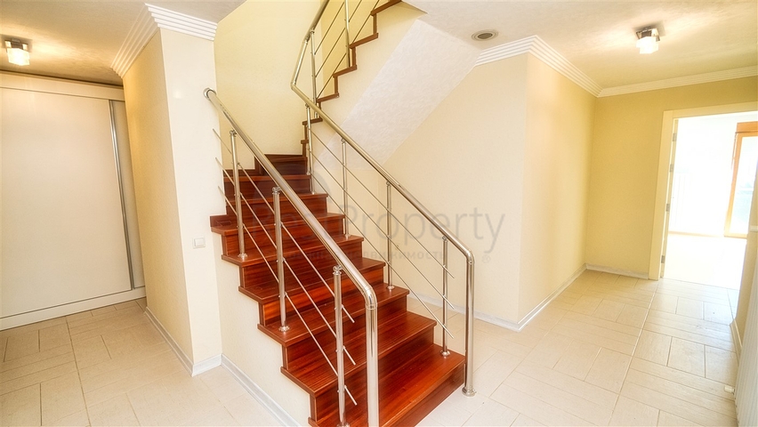 بنتهاوس من 4 غرف نوم 200 متر من شواطئ كونيالتي