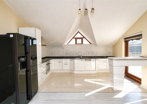 بنتهاوس من 4 غرف نوم 200 متر من شواطئ كونيالتي