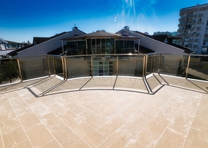 بنتهاوس من 4 غرف نوم 200 متر من شواطئ كونيالتي